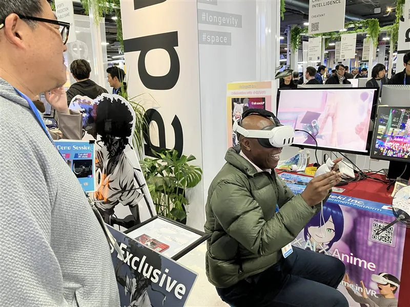 CES 2026のJapanパビリオンで、VRヘッドセットを着けてアニメVRチェキを体験する来場者