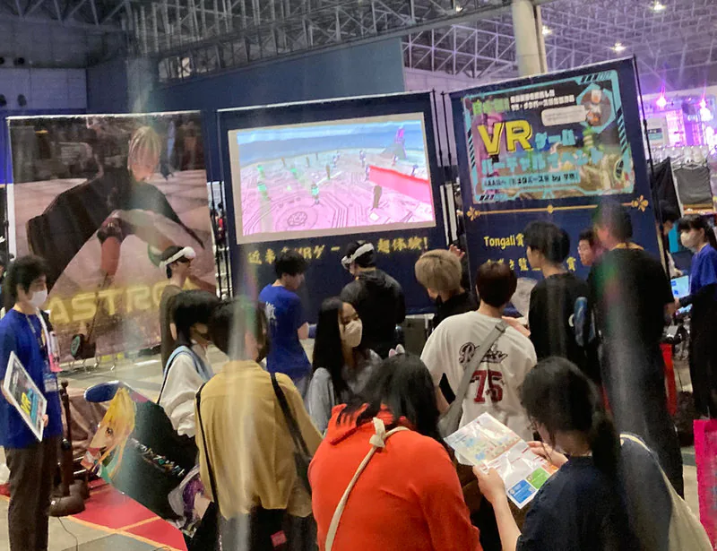 ニコニコ超会議のブースでVRゲームを体験する来場者たち