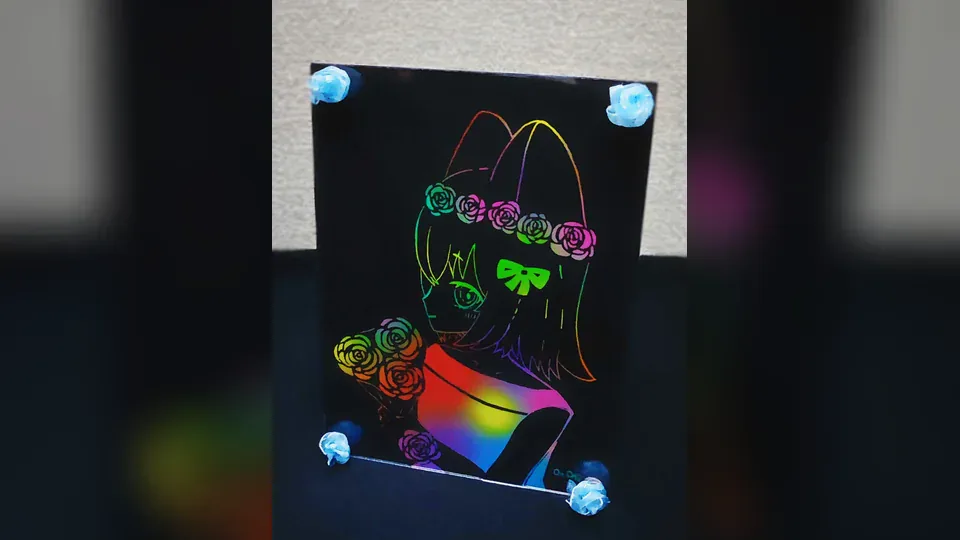 花を抱えたさよなかさんを虹色の線で描いたスクラッチアート