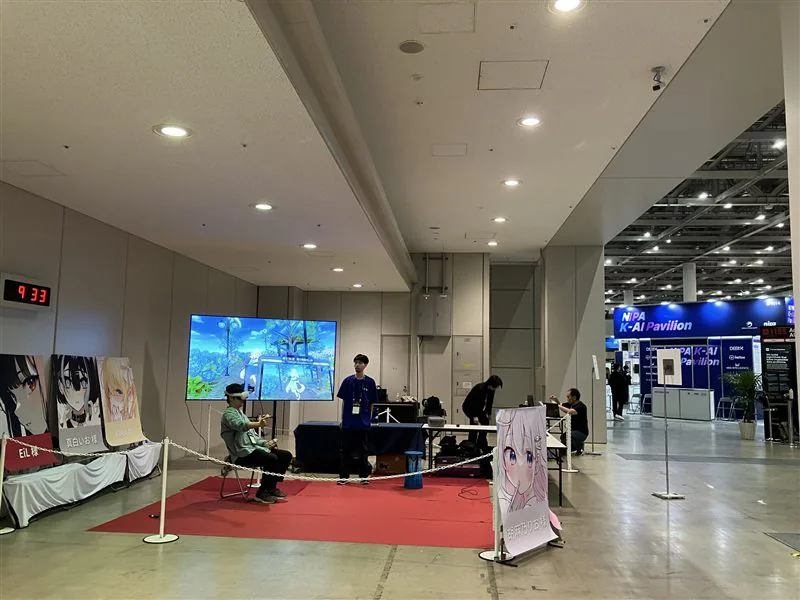 SusHi Tech Tokyo 2026会場のVRチェキ体験ブース。レッドカーペットの体験スペースとイラストレーターのパネル