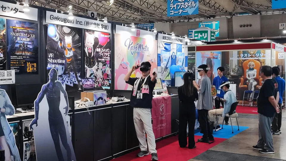 東京ゲームショウ2025の学檄ブースでVRヘッドセットを装着して体験する来場者