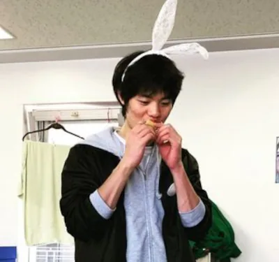 うさぎの耳を着けた岩本侑哉